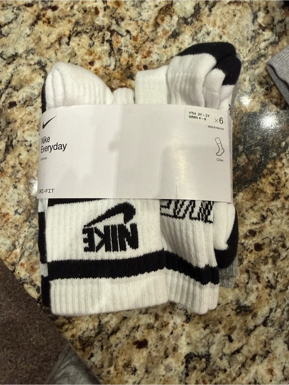 Nike Kids Crew Socks in White and Black (6-Pack)